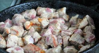 Свинина, тушенная с капустой Приготовить вкусную тушеную капусту со свининой